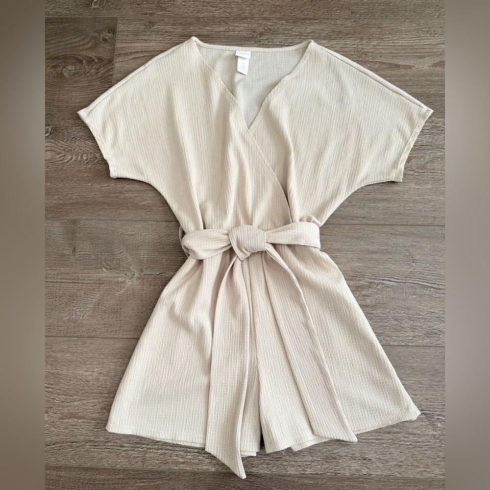H&M Cream Skort Mini with Belt.
PTP: 18”
Length: 31”